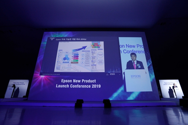 시부사와 야스오 한국엡손 대표가 5일 오전 서울 동대문디자인플라자(DDP)에서 열린 'Epson 고광량 프로젝터 신제품 발표회'에서 발언하고 있다. ⓒ엡손