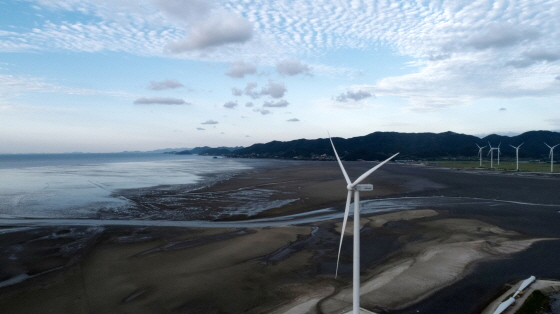 서남해 해상풍력 실증단지에 설치된 두산중공업의 풍력발전기 [사진=한국카본]