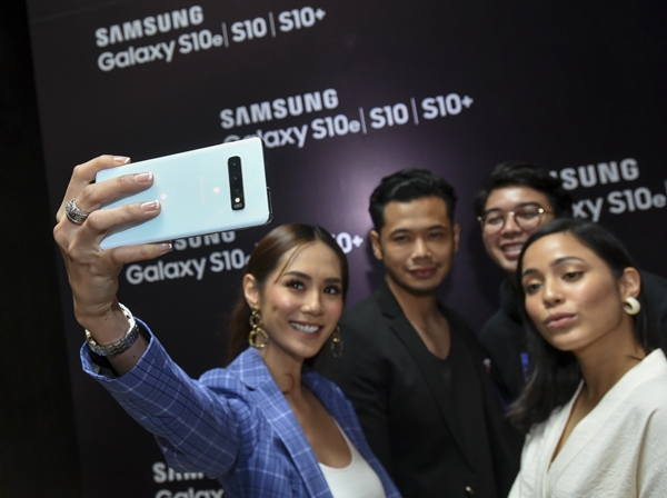 1일(현지시간) 말레이시아 겐팅 하이랜즈의 대형 쇼핑몰 스카이 애비뉴(Sky Avenue)에서 미디어, 소비자 등 300여 명을 대상으로 진행된 '갤럭시 S10' 출시 행사에서 참석자들이 제품을 체험하고 있다. ⓒ삼성전자