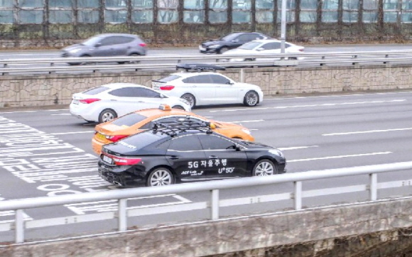 5G 자율주행차 'A1'이 서울 강변북로를 달리고 있다.ⓒLG유플러스