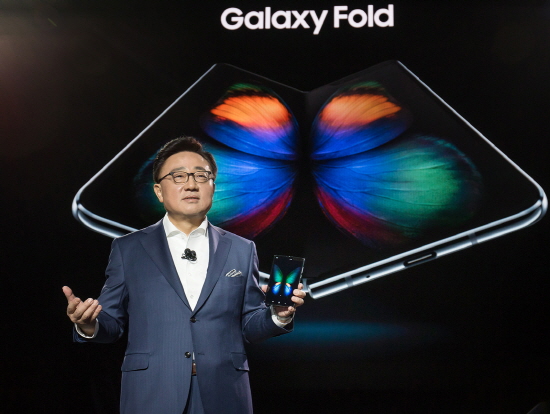 삼성전자 고동진 사장이 2월20일(현지시각) 미국 샌프란시스코에서 열린 '갤럭시 언팩' 행사에서 폴더블 스마트폰 '갤럭시 폴드(Galaxy Fold)'를 소개하는 모습