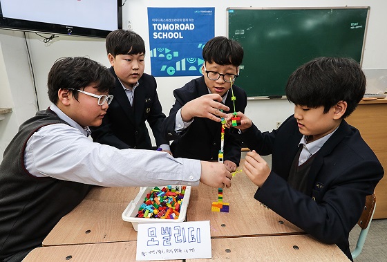서울 강북중학교 학생들이 아우디폭스바겐코리아의 퓨처 모빌리티 교육 프로그램 '투모로드스쿨'에 참여하고 있는 모습. ⓒ아우디폭스바겐코리아