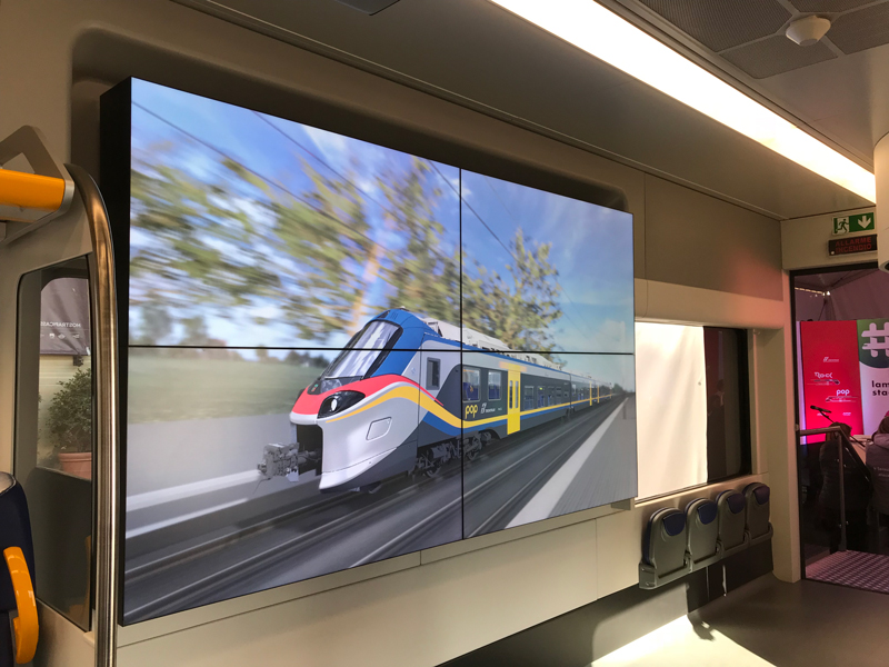이탈리아 페로비아리아 엑스포에서 선보인 다쏘시스템의 열차 컨피규레이터에서 알스톰 기차의 디지털 목업이 4K 스크린에서 시연되고 있다.ⓒ다쏘시스템 