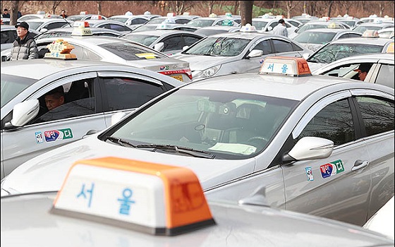 지난 2월 18일 오후 서울 마포구 난지천 공원 주차장에서 새요금체계가 반영된 미터기 프로그램 교체를 위해 택시들이 주차돼 있다.ⓒ데일리안DB