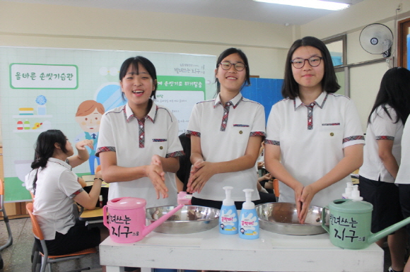 서울 신정여자중학교 학생들이 LG생활건강의 사회공헌 프로그램인 '빌려쓰는 지구스쿨' 올바른 손씻기 습관 수업에 참여하고 있다.ⓒLG생활건강