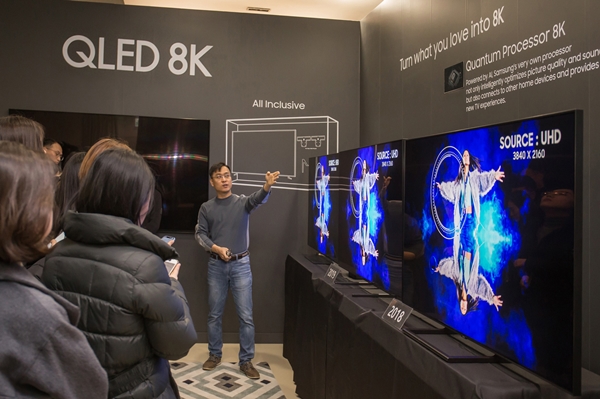 삼성전자 연구원이 2019년형 QLED 8K의 화질을 시연하고 있다. QLED 8K는 입력되는 영상의 화질에 상관없이 8K 수준의 시청 경험을 제공하며 새로운 화질 기술이 적용돼 한층 개선된 블랙 표현과 시야각을 자랑한다.
 ⓒ삼성전자