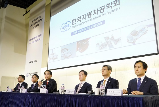 19일 서울 페럼타워 3층 페럼홀에서 열린 '자동차 기술 및 정책 개발 로드맵 발표회'에 참여한 자동차 학계 교수들. ⓒ한국자동차공학회