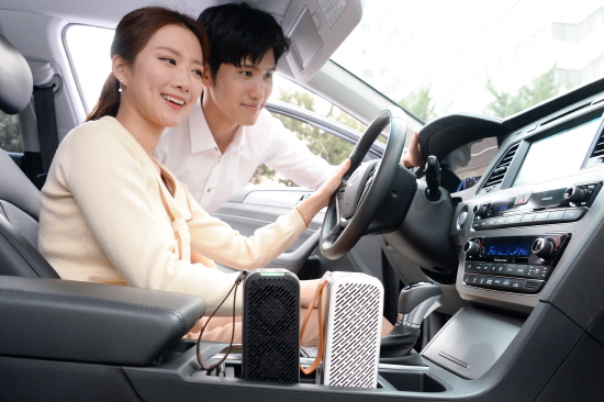 LG전자가 휴대용 공기청정기 '퓨리케어 미니 공기청정기'를 출시한다. 모델이 자동차에서 퓨리케어 미니 공기청정기를 사용하는 모습.