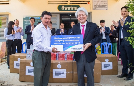 김태오 DGB금융그룹 회장이 지난 14일 캄보디아 프놈펜 근교 쁘레이사 공립초등학교에 후원금 및 학용품을 전달했다.ⓒDGB금융그룹