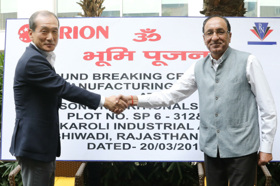 인도 하얏트 마네사르 호텔에서 열린 오리온-만 벤처스 생산 공장 착공 기념식에서 허인철 오리온 부회장(왼쪽)과 숙비르 씽 만(Sukhbir Singh Mann) 만 벤처스 회장이 악수를 나누고 있다.