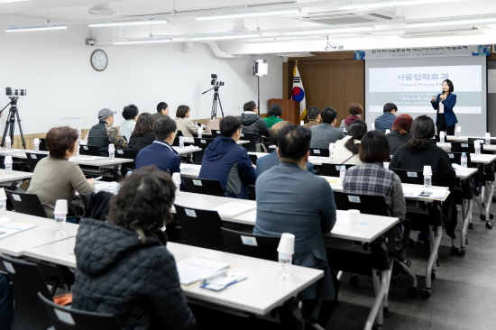 배달의민족은 한국외식업중앙회와 공동으로 외식업 점주 대상의 무료 교육 프로그램을 진행했다고 21일 밝혔다. 강의를 경청하고 있는 교육 참가자들의 모습.