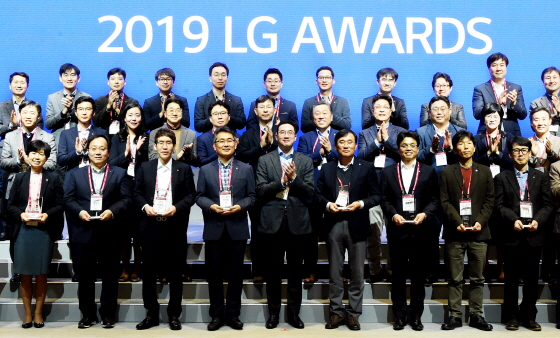 LG는 3월 21일 서울 마곡 LG사이언스파크에서 뛰어난 고객 가치를 창출한 성과를 공유·격려하기 위해 'LG 어워즈(Awards)'를 개최했다. 사진은 구광모 LG 대표(앞줄 중앙)가 수상자들과 기념촬영을 하는 모습.