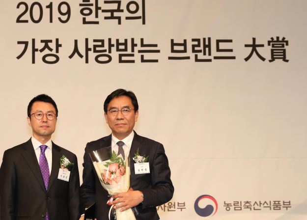 일동후디스 심원용 상무이사(오른쪽)가 ‘2019 한국의 가장 사랑받는 브랜드 대상’을 수상한 후 사진 촬영을 하고 있다.
