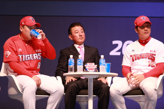 21일 KBO 미디어데이에서 선수들이 포카리스웨트를 마시고 있다.