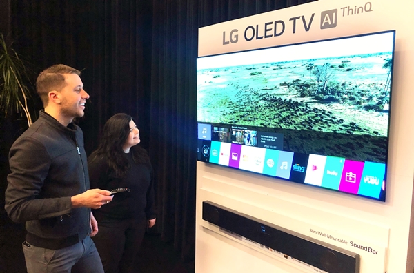 LG전자가 미국 뉴욕에서 진행한 2019년형 LG 올레드 TV 신제품 체험행사에서 참석자들이 LG 올레드 TV 신제품을 살펴보고 있다. ⓒLG전자