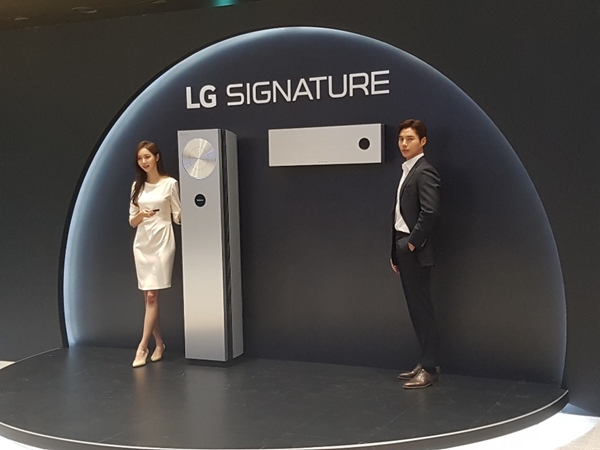 LG전자는 26일 서울시 강서구 마곡에 위치한 LG사이언스파크에서 'LG 시그니처 에어컨'을 일반에 처음 공개한 가운데 모델들이 신제품을 소개하고 있다. ⓒEBN