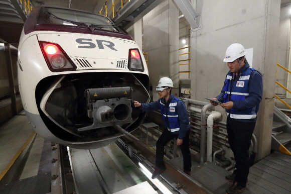 서울 수서역 SRT 정비소에서 SR 정비 직원들이 KT 5G AR 스마트안경을 이용해 열차를 정비하고 있다.ⓒKT