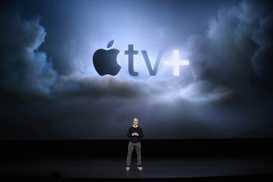 애플 최고경영자 팀 쿡이 25일(현지시간) 스트리밍 서비스인 '애플TV 플러스'를 소개하고 있다.ⓒ연합뉴스