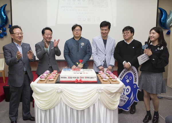 이웅열 코오롱 회장(왼쪽에서 두 번째)이 2017년 4월 세계 최초 퇴행성관절염 세포유전자치료제 '인보사'의 생산라인이 있는 코오롱생명과학 충주공장을 방문한 바 있다. [사진=코오롱]