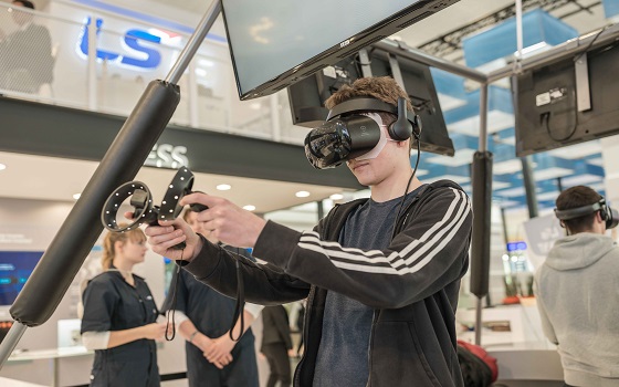 지난 1일부터 오는 5일까지 독일 하노버에서 열리는 하노버 메세2019에 참가한 관람객이 LS산전 부스를 방문해 서거차도 직류 아일랜드를 가상현실(VR) 게임을 통해 둘러보고 있다.ⓒLS산전