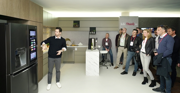 LG전자가 2일부터 이틀간 스페인 마드리드에서  'LG 이노페스트 유럽'을 개최한 가운데 참가자들이 'LG 홈'에서 프리미엄 제품을 체험하고 있다. ⓒLG전자