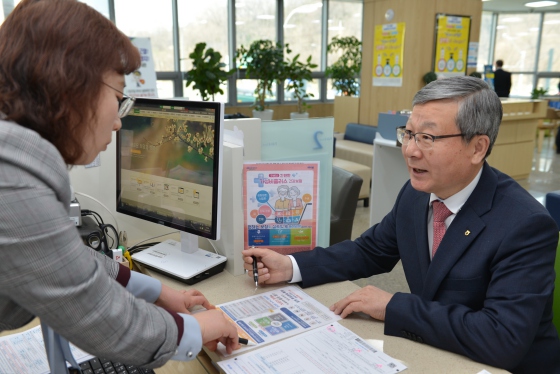 NH농협손해보험은 오병관 대표이사(사진 오른쪽)가 '무배당 간편한가성비플러스건강보험'의 출시를 기념해 서울 서초구 소재 영동농협 내곡지점을 방문, 1호 가입자로 이름을 올렸다고 3일 밝혔다. 오병관 대표이사가 직원으로부터 상품에 대한 설명을 듣고 있다.ⓒNH농협손해보험