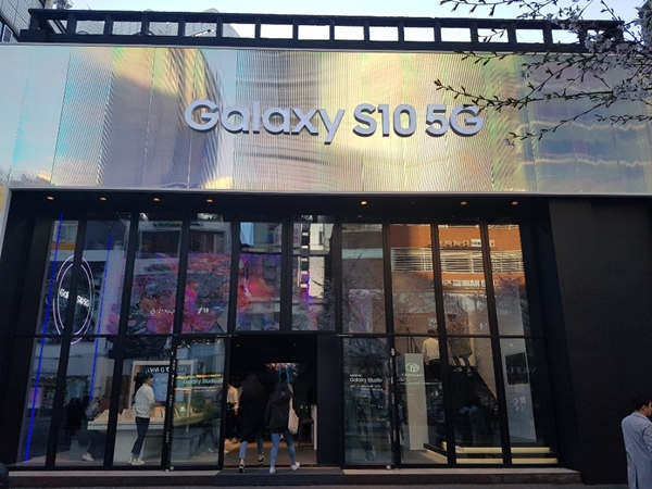 서울 서대문구 신촌동에 위치한 갤럭시 스튜디오가 새단장해 지난 5일부터 재오픈했다. 간판을 'Galaxy S10'에서 '5G'를 추가한 모습. ⓒEBN