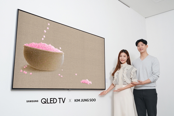 삼성전자 모델들이 삼성 'QLED'에 전시된 '진달래-축복' 미디어 아트를 소개하고 있다. ⓒ삼성전자
