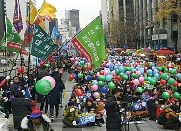 지난해 11월 서울시 종로구 광화문에서 전국LH중소형10년공공임대연합회가 분양 전환금 산정 방식을 개선해달라고 시위하고 있는 모습ⓒ전국LH중소형10년공공임대연합회