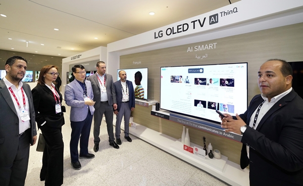 LG전자는 9일부터 11일까지 중동∙아프리카의 주요 거래선, 외신기자 등 약 200명을 한국으로 초청해 'LG 이노페스트'를 열었다. LG 이노페스트 참가자들이 올레드 TV 등 프리미엄 가전을 체험하고 있다. ⓒLG전자