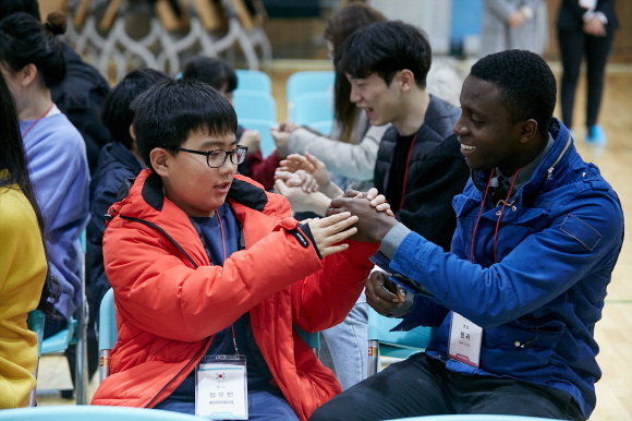 임자도에서 열린 KT글로벌멘토링 7기 결연식에 참석한 외국인 유학생과 초등학생 멘티가 레크레이션에 참여하고 있다.ⓒKT