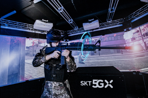 육사 생도가 VR 기반 정밀사격훈련 시뮬레이터로 전시 상황 사격훈련을 받고 있다.ⓒSK텔레콤