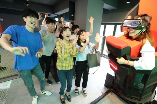도심형 VR 테마파크 브라이트를 찾은 시민들이 VR 게임을 체험하고 있다. [사진=KT]