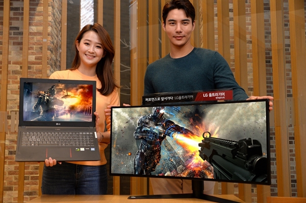 모델들이 'LG 울트라기어'의 게이밍 모니터와 외장 그래픽을 탑재한 고성능 노트북을 소개하고 있다. ⓒLG전자