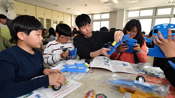 서울 방이초등학교 학생들이 현대모비스가 개최한 주니어공학교실에서 직원 강사의 설명을 들으며 직접 만든 스마트카를 작동시켜 보고 있다. ⓒ현대모비스