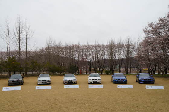 BMW 3시리즈 히스토리 전시(좌측부터) 2세대부터 7세대까지의 3시리즈 모델이 전시돼 있다.ⓒBMW그룹코리아