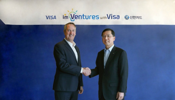 임영진 신한카드 사장(오른쪽)과 크리스 클락 Visa Asia Pacific 총괄대표가 핀테크 산업의 발전과 스타트업 생태계 활성화를 위한 스타트업 지원 프로그램인 'I'm Ventures with Visa'를 공동 운영하기로 합의하고 기념촬영을 하고 있다.ⓒ신한카드