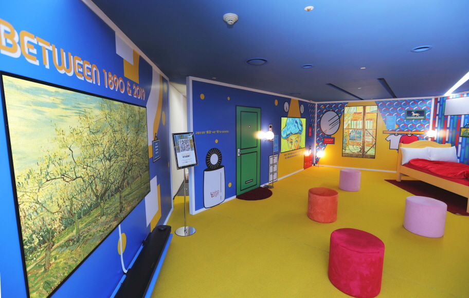 LG디스플레이가 우정아트센터에서 열리는 '빈센트 반 고흐를 만나다' 전시장 내부에 고흐의 '푸른색 방'을 OLED TV를 활용해 현대적인 콘셉트로 재해석한 디지털 갤러리 특별전시관을 만들었다.ⓒLGD