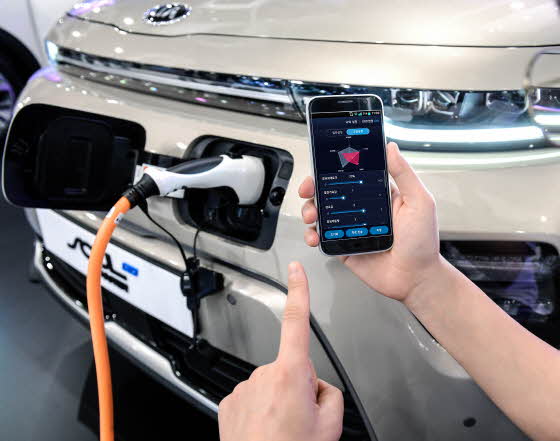 현대자동차와 기아자동차는 22일 스마트폰으로 전기차의 성능과 효율성, 운전감 등을 사용자의 필요에 따라 조절할 수 있는 ‘모바일 기반 전기차 튠업(Tune-Up) 기술’을 세계 최초로 개발했다고 밝혔다.ⓒ현대기아차