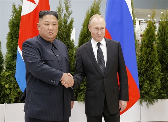 김정은(왼쪽) 북한 국무위원장과 블라디미르 푸틴 러시아 대통령이 25일 러시아 블라디보스토크 극동연방대학교에서 만나 악수하고 있다ⓒ연합뉴스