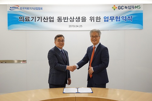 안은억 GC녹십자엠에스 대표(사진 오른쪽)과 이경국 한국의료기기산업협회장이 협약 체결 후 악수를 하고 있다. ⓒGC녹십자엠에스
