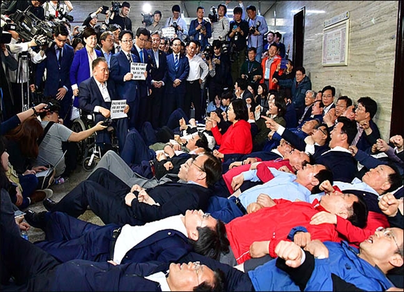 자유한국당 의원들이 지난 26일 국회 220호 회의실 앞에 드러누워 있다. ⓒ데일리안 박항구 기자