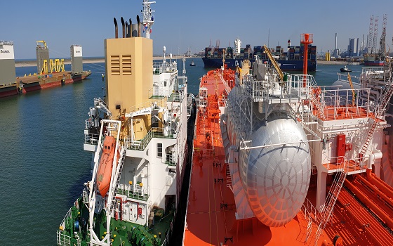 삼성중공업 건조 LNG 연료추진 유조선(오른쪽)이 네덜란드 로테르담항에서 LNG 벙커링 선박(왼쪽)으로부터 연료를 공급 받고 있는 모습.ⓒ삼성중공업