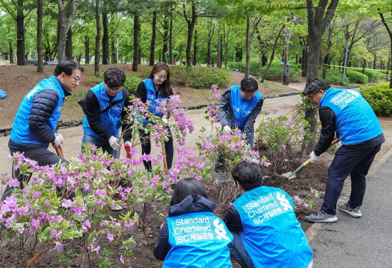 SC제일은행은 지난 26일 서울시 성동구 서울숲에서 환경 개선을 위한 임직원 봉사활동을 진행하고 벤치를 기부했다.ⓒSC제일은행