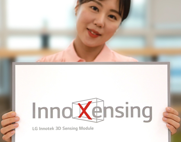 LG이노텍 직원이 3D 센싱 모듈 브랜드 '이노센싱'을 선보이고 있다. ⓒLG이노텍