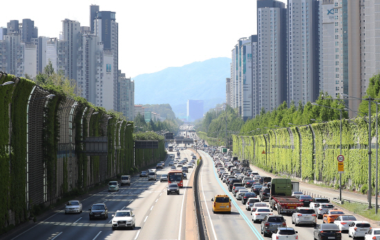 어린이 날 대체공휴일이자 연휴 마지막날인 6일 전국 고속도로는 대부분 원활한 소통을 보이겠지만, 서울방향은 곳곳에서 정체가 보일 것으로 예상된다.ⓒ연합