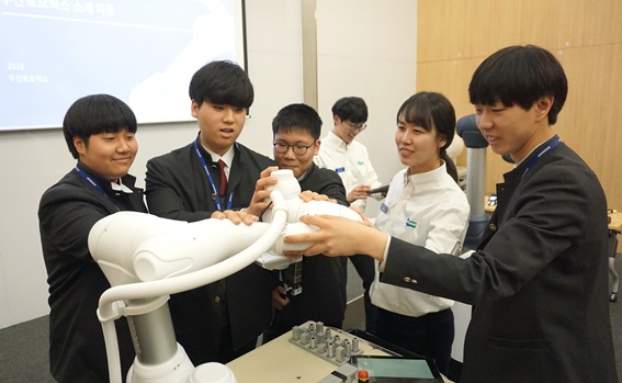 두산로보틱스 경기도 수원 본사에서 열린 로봇 아카데미에 참가한 삼일공업고등학교 학생들이 두산로보틱스 연구원들과 함께 협동로봇을 시연하고 있다.ⓒ두산로보틱스