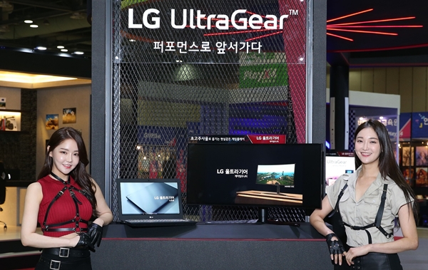 9일부터 나흘간 일산 킨텍스에서 열리는 게임 전시회 '2019 플레이엑스포'에서 모델들이 'LG 울트라기어' 게이밍 노트북, 게이밍 모니터 등을 소개하고 있다. ⓒLG전자