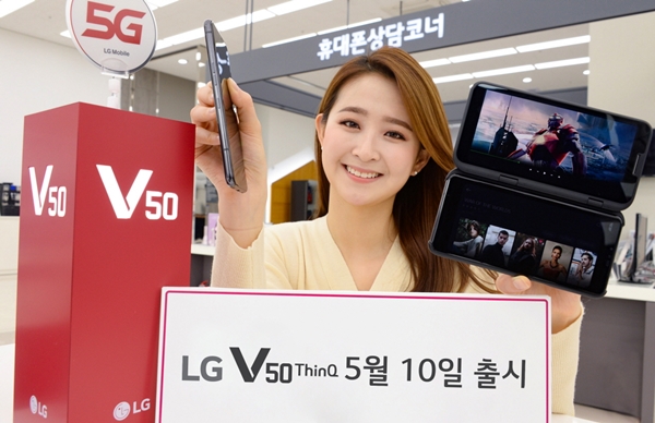 LG전자 모델이 LG V50 ThinQ를 소개하고 있다. ⓒLG전자