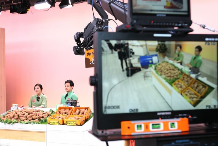 중소기업, 농수산식품을 전문으로 하는 공영홈쇼핑의 방송 모습.